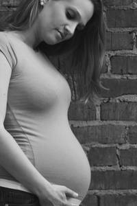 Frau schwanger hält ihren Bauch